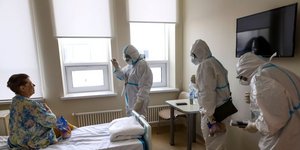 Ειδικοί με στολές και μάσκες σε νοσοκομείο αναφοράς κορωνοϊού στη Ρωσία