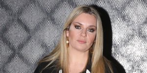 H Ελισάβετ Μουτάφη με ασπρόμαυρα ρούχα