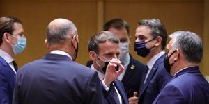 Ο Εμανουέλ Μακρόν μεταξύ Ευρωπαίων ηγετών στη Σύνοδο Κορυφής