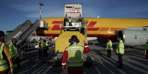 Παραλαβή εμβολίων στο Ελ. Βενιζέλος