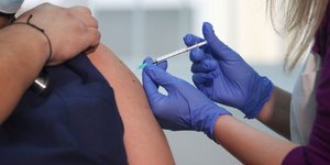 Εμβολιασμοί στο νοσοκομείο ΑΧΕΠΑ στη Θεσσαλονίκη