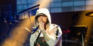 Ο Eminem τραγουδά