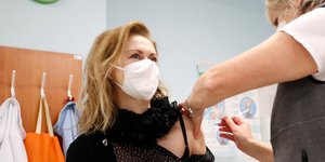 Γυναίκα εμβολιάζεται στην Τσεχία