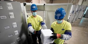 Εργαζόμενοι της Pfizer βάζουν εμβόλια σε θήκη