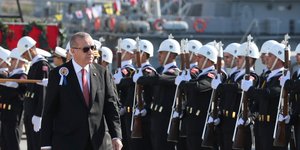 Ο Ερντογάν περπατά μπροστά από στρατιώτες