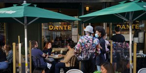 Πολίτες στη Νέα Υόρκη σε εξωτερικούς χώρους εστιατορίων