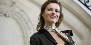 Η Εύα Χερτζίκοβα με κόκκινο κραγιόν και φουλάρι στο λαιμό