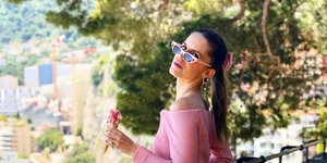 Η Ευγενία Νιάρχου με ροζ φόρεμα