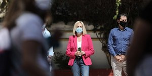 Η πρόεδρος του ΚΙΝΑΛ, Φώφη Γεννηματά με ροζ σακάκι και τζιν παντελόνι 