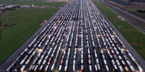 Χιλιάδες φορτηγά μπλόκαραν στα σύνορα της Μ. Βρετανίας