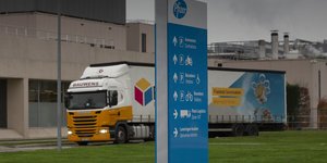 Φορτηγό έξω από την Pfizer