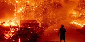 Στιγμιότυπο από το πύρινο μέτωπο