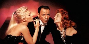 Ο Φρανκ Σινάτρα ανάμεσα σε δύο γυναίκες