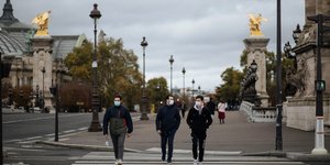 Γάλλοι πολίτες με μάσκες στο Παρίσι κατά τη διάρκεια του Lockdown