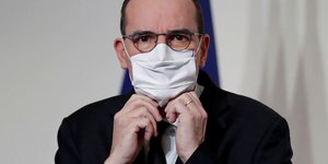 Ο Γάλλος πρωθυπουργός Ζαν Καστέξ με μάσκα προστασίας μετάδοσης του κορωνοϊού