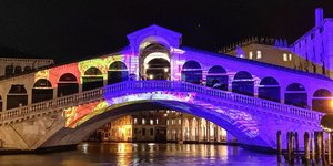 Στη Βενετία, η πλατεία του Αγίου Μάρκου και το Μεγάλο Κανάλι πλημμύρισαν με φως για τα Χριστούγεννα