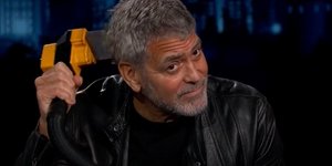 Ο Τζορτζ Κλούνεϊ κουρεύεται μόνος του! 