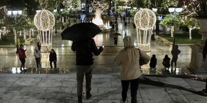 Κυριακή βράδυ στη στολισμένη πλατεία Συντάγματος