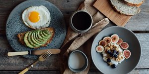 Γεύματα με κεραμικά πιάτα 