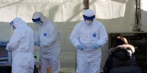 Γιατροί με ειδικές στολές στη Νότια Κορέα