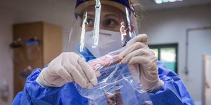 γιατρος κραταει σακουλακι 