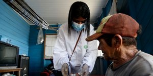 Γιατρός δίνει χάπια σε ασθενή στην Βραζιλία