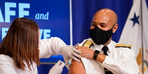 Αξιωματικός του ναυτικού κάνει το εμβόλιο για τον κορωνοϊό