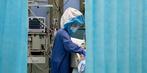 Γιατρός σε ΜΕΘ