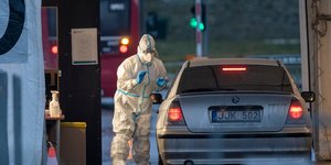 Γιατρός κάνει τεστ κορωνοϊού σε οδηγό στην Λιθουανία