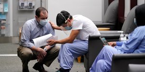 Γιατρός παρηγορεί συνάδελφο