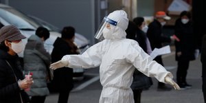 Γιατρός ανάμεσα σε πλήθος στη Νότια Κορέα