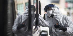 Γιατρός κάνει τεστ σε οδηγό