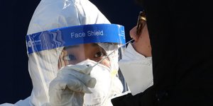 Γιατρός υποβάλει ασθενή σε τεστ κορωνοϊού