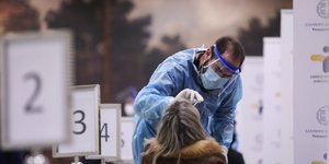 Γιατρός κάνει τεστ κορωνοϊού