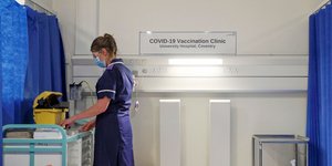 Γιατρός ετοιμάζει εμβόλιο για τον κορωνοϊό