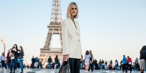 γυναίκα με σακάκι στην εβδομάδα μόδας