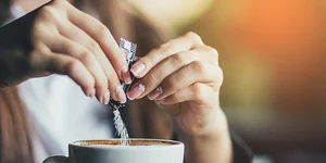 Γυναίκα πίνει καφέ με στέβια