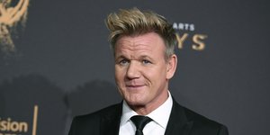 Ο Γκόρντον Ράμσεϊ με μαύρη γραβάτα