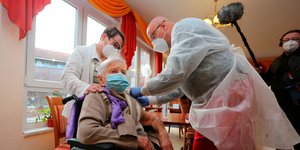Μια γυναίκα 101 ετών η πρώτη που λαμβάνει το εμβόλιο για τον κορωνοϊό στη Γερμανία