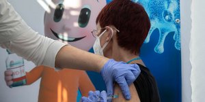 Γυναίακ εμβολιάζεται με το εμβόλιο της Pfizer