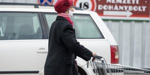 γυναικα κοκκινο καπελο