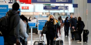 Γυναίκα με μάσκα λόγω κορωνοϊού