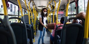Γυναίκα με μάσκα σε λεωφορείο στην Βραζιλία