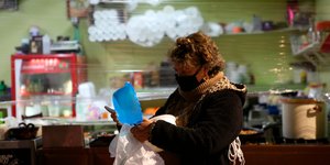 Γυναίκα στο Μεξικό ψωνίζει σε κατάστημα