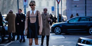 γυναίκα με φόρεμα στην εβδομάδα μόδας