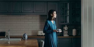 γυναίκα κρατά φλιτζάνι