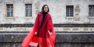 Γυναίκα με κόκκινο φόρεμα