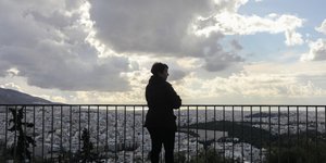 Γυναίκα κοιτάζει τα σύννεφα στην Αττική