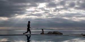 Γυναίκα τρέχει στον Άλιμο εν μέσω lockdown για τον κορωνοϊό