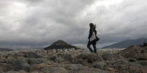 Γυναίκα ανεβαίνει στους βράχους στην Ακρόπολη
